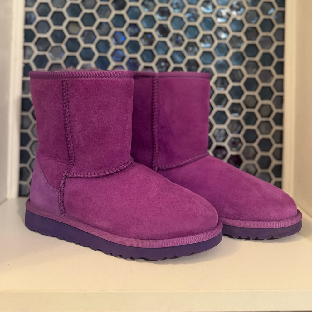 UGG Classic Short II Boots Fuschia Pink Purple Sheepskin Pull On Size 4